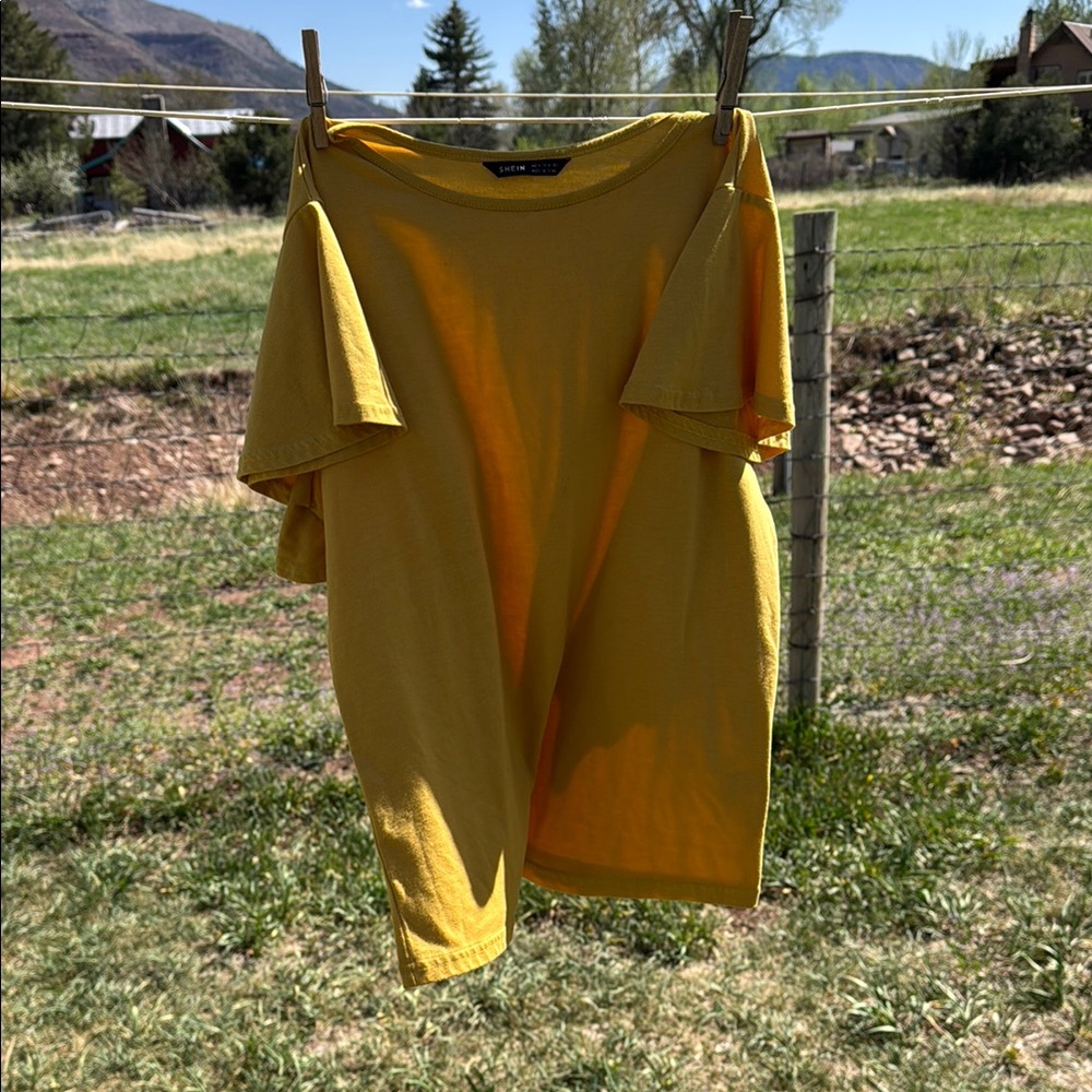 SHEIN Yellow Short Sleeve Tee